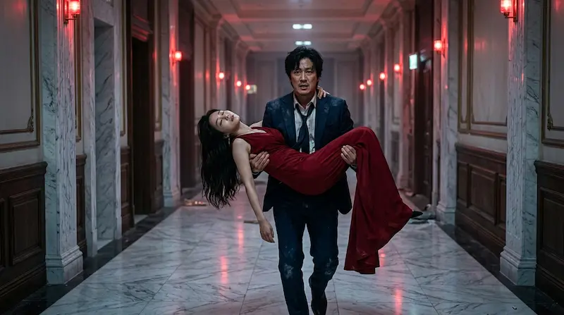 Climax K-drama finale scene — Bang Tae-seop carries Chu Sang-a through a marble corridor in the dramatic open ending