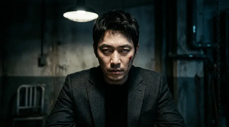 Director Park played by Lee Kwang-soo interrogates a smuggler in Gold Land episode 3