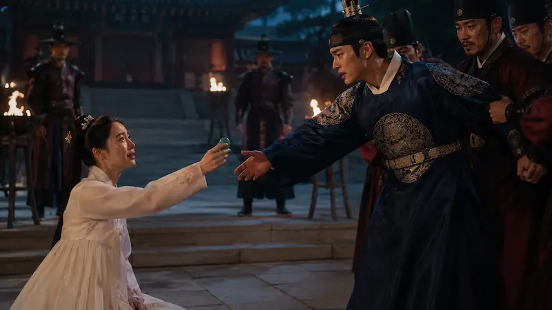 My Royal Nemesis Episode 8 Joseon flashback scene with Kang Dan-sim kneeling with jade token before Prince Lee-hyun restrained by guards