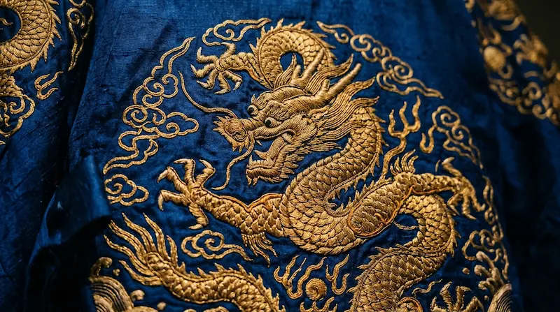 Close-up of Byeon Woo-seok's gonryongpo showing dragon motifs, blue color, and intricate embroidery