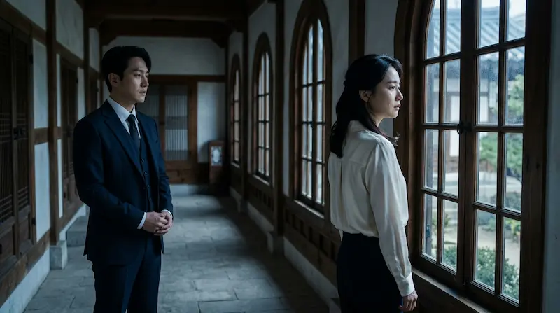  Seong Hui-ju, played by IU, asks Grand Prince Yi An for a divorce in a tense corridor confrontation in Perfect Crown Episode 10.