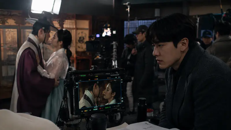 My Royal Nemesis Episode 9 scene where Cha Se-gye watches Shin Seo-ri film an intimate drama scene with another actor